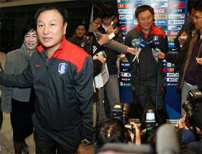 사우디아라비아와의 월드컵 아시아지역 최종예선을 2-0으로 이기고 돌아온 허정무 감독이 20일 오후 인천공항에서 기자들의 질문에 답하고 있다. 