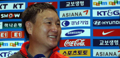 사우디아라비아와의 월드컵 아시아지역 최종예선을 2-0으로 승리하고 돌아온 허정무 감독이 인천공항에서 밝은 표정으로 기자들의 질문에 답하고 있다. 
