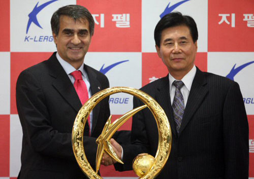 오는 30일 오후 서울월드컵경기장에서 열리는 프로축구 K리그 플레이오프에서 챔피언결정전 진출을 놓고 맞붙는 FC 서울의 세뇰 귀네슈(좌) 감독과 울산 현대 김정남 감독이 27일 오전 서울 종로구 신문로 축구회관에서 열린 기자회견에서 악수하며 선전을 다짐하고 있다. 
