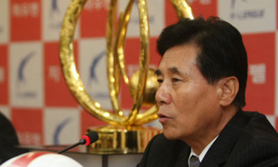 오는 30일 오후 서울월드컵경기장에서 열리는 프로축구 K-리그 플레이오프에서 챔피언결정전 진출을 놓고 FC 서울과 맞붙는 울산 현대의 김정남 감독이 27일 오전 서울 종로구 신문로 축구회관에서 열린 양팀 감독 기자회견에서 승리를 다짐하고 있다. 