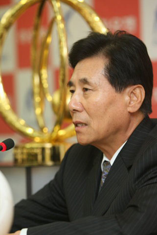 오는 30일 오후 서울월드컵경기장에서 열리는 프로축구 K-리그 플레이오프에서 챔피언결정전 진출을 놓고 FC 서울과 맞붙는 울산 현대의 김정남 감독이 27일 오전 서울 종로구 신문로 축구회관에서 열린 양팀 감독 기자회견에서 승리를 다짐하고 있다. 