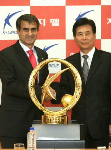 오는 30일 오후 서울월드컵경기장에서 열리는 프로축구 K-리그 플레이오프에서 챔피언결정전 진출을 놓고 맞붙는 FC 서울의 세뇰 귀네슈(좌) 감독과 울산 현대 김정남 감독이 27일 오전 서울 종로구 신문로 축구회관에서 열린 기자회견에서 악수하며 선전을 다짐하고 있다. 