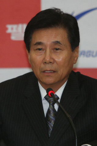 오는 30일 오후 서울월드컵경기장에서 열리는 프로축구 K-리그 플레이오프에서 챔피언결정전 진출을 놓고 FC 서울과 맞붙는 울산 현대의 김정남 감독이 27일 오전 서울 종로구 신문로 축구회관에서 열린 양팀 감독 기자회견에서 승리를 다짐하고 있다. 