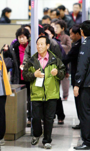 북한의 개성 관광 중단 조치에 따라 28일 마지막으로 개성을 둘러본 관광객들이 경기도 파주시 남북출입사무소에 도착하고 있다. 