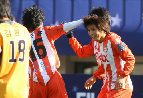  18일 오전 제주종합경기장에서 열린 2008 은행 FA CUP 축구선수권대회 4강전 경남FC 대 고양국민은행의 경기에서 경남FC의 김동찬이 골을 성공시킨 뒤 동료들과 함께 환호하고 있다. 