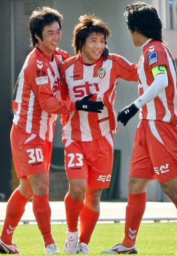 18일 제주종합운동장에서 열린 2008 하나은행 FA컵 전국축구선수권대회 4강전에서 경남FC의 김동찬이 고양 국민은행을 상대로 첫골을 넣은 뒤 동료들과 함께 기뻐하고 있다. 