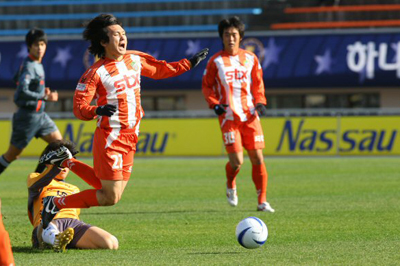 18일 오전 제주종합경기장에서 열린 2008 은행 FA CUP 축구선수권대회 4강전 경남FC 대 고양국민은행의 경기에서 경남FC의 서상민이 고양국민은행 선수로부터 태클을 당하고 있다. 