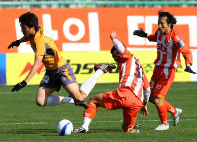 18일 오전 제주종합경기장에서 열린 2008 은행 FA CUP 축구선수권대회 4강전 경남FC 대 고양국민은행의 경기에서 고양국민은행 조세권이 경남FC선수들의 태클에 걸려 넘어지고 있다. 