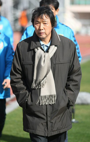   18일 오전 제주종합경기장에서 열린 2008 은행 FA CUP 축구선수권대회 4강전 경남FC 대 고양국민은행의 경기 직전 경남FC의 조광래 감독이 입장하고 있다. 