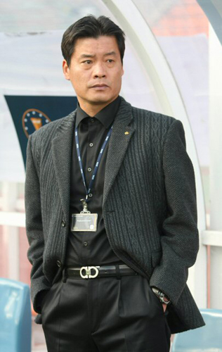 18일 오전 제주종합경기장에서 열린 2008 은행 FA CUP 축구선수권대회 4강전 경남FC 대 고양국민은행의 경기 직전 경남FC의 고양국민은행의 이우형 감독이 선수들을 지켜보고 있다. 