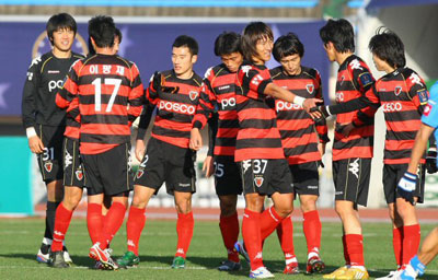  18일 오전 제주종합경기장에서 열린 2008 은행 FA CUP 축구선수권대회 4강전 대구FC 대 포항스틸러스의 경기에서 2대0으로 승리하며 결승에 진출한 포항 선수들이 서로를 격려하고 있다. 