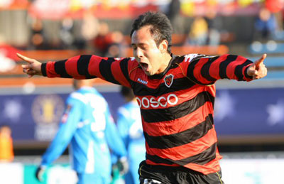 18일 오전 제주종합경기장에서 열린 2008 은행 FA CUP 축구선수권대회 4강전 대구FC 대 포항스틸러스의 경기에서 포항의 두번째 골을 성공시킨 이광재가 양팔을 벌리고 환호하고 있다. 