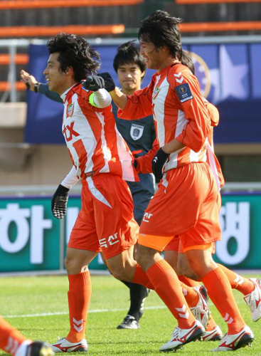 18일 오전 제주종합경기장에서 열린 2008 은행 FA CUP 축구선수권대회 4강전 경남FC 대 고양국민은행의 경기에서 경남FC의 김종훈이 골을 성공시킨 뒤 동료들과 함께 환호하고 있다. 