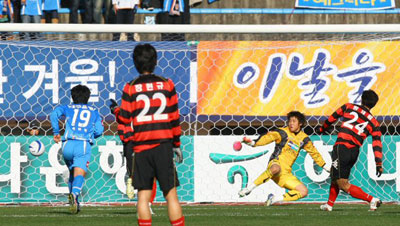 18일 오전 제주종합경기장에서 열린 2008 은행 FA CUP 축구선수권대회 4강전 대구FC 대 포항스틸러스의 경기에서 포항의 황재원이 전반 페널티킥을 성공시키고 있다. 