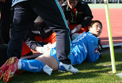 18일 오전 제주종합경기장에서 열린 2008 은행 FA CUP 축구선수권대회 4강전 대구FC 대 포항스틸러스의 경기 도중 엉덩이 부위가 찢어지는 부상을 입은 대구 이근호가 근심스런 표정으로 의료진을 바라보고 있다. 