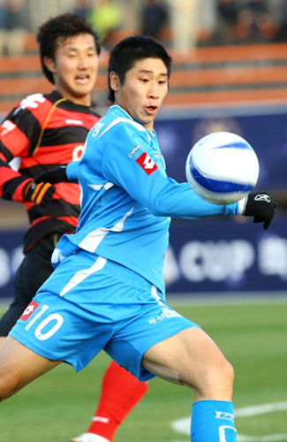 18일 오전 제주종합경기장에서 열린 2008 은행 FA CUP 축구선수권대회 4강전 대구FC 대 포항스틸러스의 경기에서 대구 이근호가 포항의 문전으로 쇄도하고 있다. 