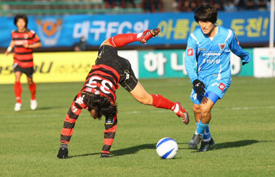  18일 오전 제주종합경기장에서 열린 2008 은행 FA CUP 축구선수권대회 4강전 대구FC 대 포항스틸러스의 경기에서 포항의 노병준과 대구 박정식이 격렬한 몸싸움을 하던 중 노병준이 밀려 쓸러지고 있다. 
