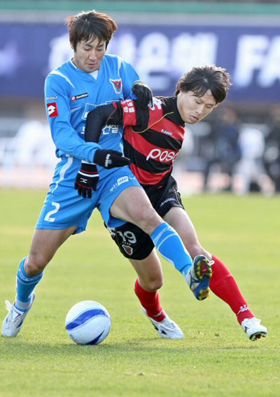18일 제주종합운동장에서 열린 2008 하나은행 FA컵 전국축구선수권대회 준결승전에서 대구FC 백영철과 포항스틸러스의 박원재가 공을 다투고 있다. 