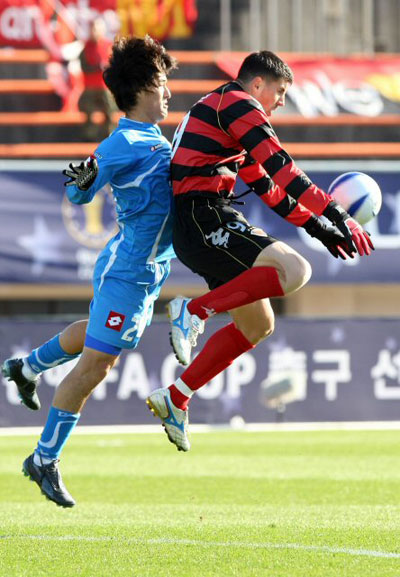 18일 제주종합운동장에서 열린 2008 하나은행 FA컵 전국축구선수권대회 준결승전에서 대구FC 백영철이 공중볼을 받고 있는 포항스틸러스의 황지수를 가슴으로 밀고 있다. 