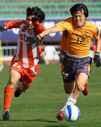 18일 오전 제주종합경기장에서 열린 2008 은행 FA CUP 축구선수권대회 4강전 경남FC 대 고양국민은행의 경기에서 경남FC의 서상민이 고양국민은행 윤상혁이 볼을 다투고 있다. 