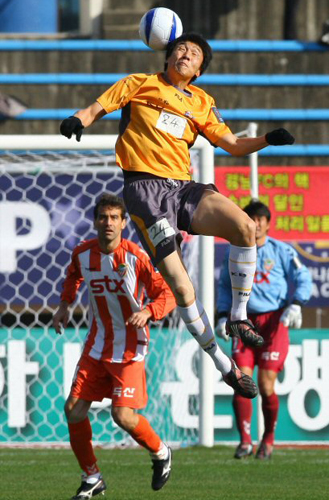 18일 오전 제주종합경기장에서 열린 2008 은행 FA CUP 축구선수권대회 4강전 경남FC 대 고양국민은행의 경기에서 고양국민은행 조세권이 헤딩으로 볼을 따내고 있다. 