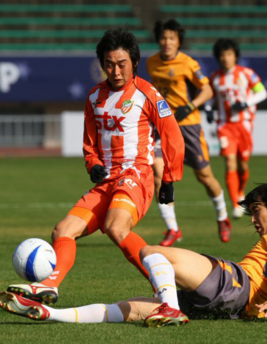  18일 오전 제주종합경기장에서 열린 2008 은행 FA CUP 축구선수권대회 4강전 경남FC 대 고양국민은행의 경기에서 경남FC의 기현서가 고양국민은행 선수로부터 태클을 당하고 있다. 