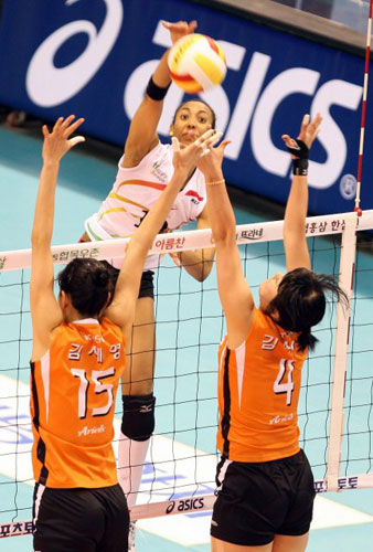  24일 대전 충무체육관에서 벌어진 2008-2009 프로배구 V-리그 여자부 현대건설-KT&G 경기에서 현대건설 아우리가 KT&G 김세영(15번), 김사니(4번)의 블로킹 위로 강타를 때리고 있다. 