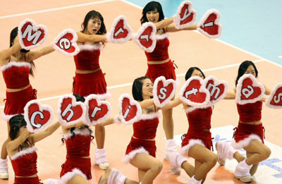 24일 대전 충무체육관에서 2008-2009 프로배구 V-리그 삼성화재-KEPCO45 경기가 열리고 있는 가운데 치어리더들이 산타클로스 복장을 한 채 공연을 선보이고 있다. 