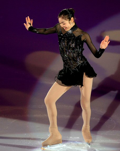   크리스마스인 25일 서울 목동 아이스링크에서 열린 'KB국민은행과 함께 하는 김연아의 Angels on Ice 2008'에서 김연아가 애교스런 동작으로 환상의 연기를 선보이고 있다. 