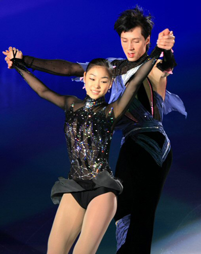  크리스마스인 25일 서울 목동 아이스링크에서 열린 'KB국민은행과 함께 하는 김연아의 Angels on Ice 2008'에서 김연아가 2008 세계선수권대회 동메달 리스트인 조니 위어와 함께 커플공연을 펼치고 있다. 