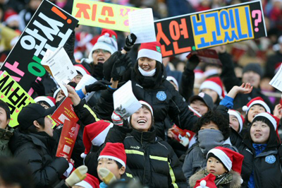   성탄절인 25일 서울 상암동 월드컵경기장에서 열린 대한민국 축구올스타 자선축구경기에서 만여명의 관중들이 최다인원 캐롤합창 기네스 기록에 도전하고 있다. 