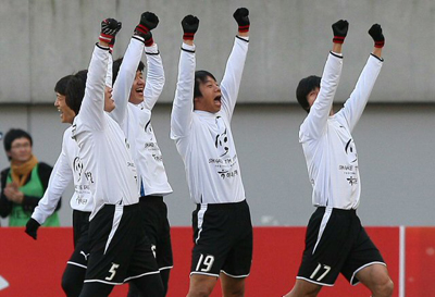   성탄절인 25일 서울 상암동 월드컵경기장에서 열린 '대한민국 축구올스타 자선축구경기' 사랑팀 대 희망팀 경기에서 정조국(사랑팀)이 사랑팀 두번째 골을 넣은후 동료들과 역도세리머니를 하고 있다. 