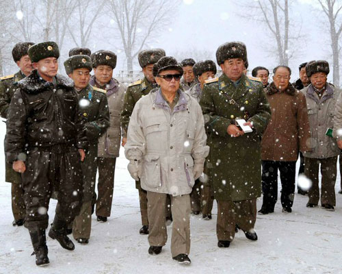 北 김정일, ‘헌법절’ 맞아 군부대 시찰 