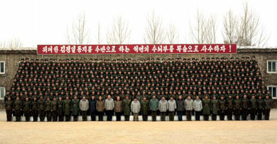  북한 김정일 국방위원장이 '헌법절'(12.27)에 즈음해 '오중흡7연대'칭호를 수여받은 조선인민군 제323군부대 지휘부를 방문하고, 공군 제1017군부대를 시찰했다고 북한의 조선중앙통신이 27일 보도했다. 