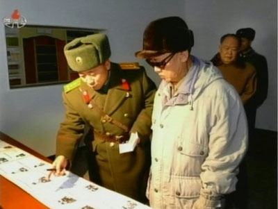북한 김정일 국방위원장이 헌법절을 맞아 조선인민군 제 323군부대 지휘부를 방문, 부대지휘관으로부터 설명을 듣고 있다. 