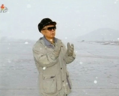 북한 김정일 국방위원장이 조선인민군 제 1017군부대를 시찰중 눈발이 흩날리는 가운데 박수를 치고 있다. 
