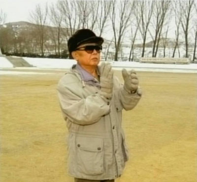 북한 김정일 국방위원장이 헌법절을 맞아 조선인민군 제 323군부대 지휘부를 방문중 양손을 들어 박수를 치는 모습. 