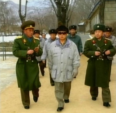 북한 김정일 국방위원장이 헌법절을 맞아 조선인민군 제 323군부대 지휘부를 방문했다고 조선중앙텔레비전이 28일 보도했다. 