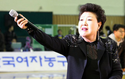   3일 부천실내체육관에서 열린 여자프로농구 올스타전에서 인기가수 현미가 축하공연을 선보이고 있다.
 