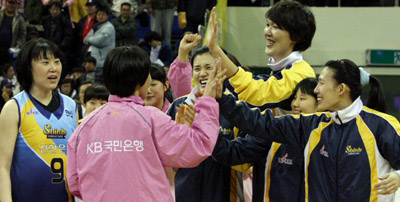  3일 부천실내체육관에서 열린 여자프로농구 올스타전에서 국민은행 변연하(사진 가운데)가 MVP로 선정되자 남부선발 선수들이 기뻐하고 있다.
 