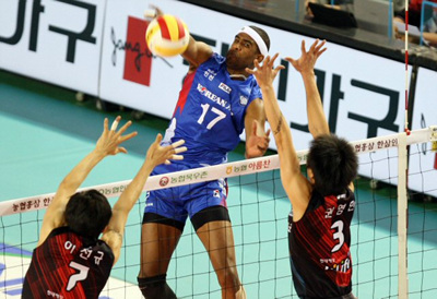 4일 천안 유관순체육관에서 벌어진 2008-2009 프로배구 V-리그 대한항공 점보스 대 현대캐피탈 스카이워커스 경기에서 대한항공 칼라가 현대캐피탈 이선규, 권영민의 블로킹 사이로 강타를 날리고 있다. 