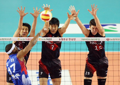 4일 천안 유관순체육관에서 벌어진 2008-2009 프로배구 V-리그 현대캐피탈 스카이워커스 대 대한항공 점보스 경기에서 현대캐피탈 권영민(3번), 이선규(7번), 앤더슨(15번)이 대한항공 칼라의 스파이크 공격을 블로킹하고 있다. 