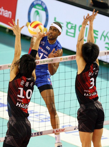 4일 천안 유관순체육관에서 벌어진 2008-2009 프로배구 V-리그 대한항공 점보스 대 현대캐피탈 스카이워커스 경기에서 대한항공 칼라가 현대캐피탈 윤봉우, 권영민의 블로킹 사이로 강타를 날리고 있다. 
