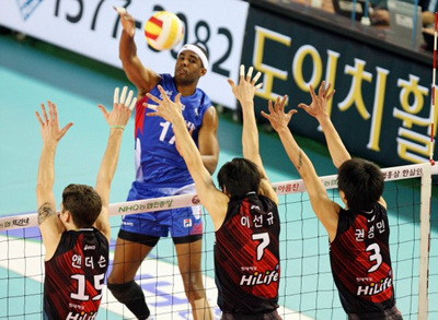 4일 천안 유관순체육관에서 벌어진 2008-2009 프로배구 V-리그 대한항공 점보스 대 현대캐피탈 스카이워커스 경기에서 대한항공 칼라가 현대캐피탈 앤더슨, 이선규, 권영민의 3중 블로킹 위로 공을 스파이크 하고 있다. 