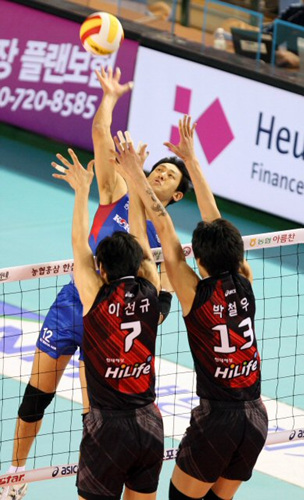 4일 천안 유관순체육관에서 벌어진 2008-2009 프로배구 V-리그 대한항공 점보스 대 현대캐피탈 스카이워커스 경기에서 대한항공 장광균이 현대캐피탈 이선규, 박철우의 블로킹 위로 강타를 날리고 있다. 