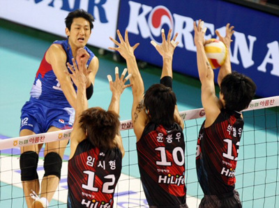 4일 천안 유관순체육관에서 벌어진 2008-2009 프로배구 V-리그 대한항공 점보스 대 현대캐피탈 스카이워커스 경기에서 대한항공 장광균이 현대캐피탈 임시형, 윤봉우, 박철우의 블로킹 벽을 앞에 두고 강타를 날리고 있다. 