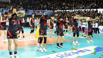 현대캐피탈 스카이워커스 선수들이 4일 천안 유관순체육관에서 벌어진 2008-2009 프로배구 V-리그 대한항공 점보스와의 경기가 끝난 뒤 깜찍한 댄스 실력을 선보이고 있다. 경기는 세트스코어 3-1로 현대캐피탈이 승리를 거뒀다. 