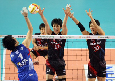 4일 천안 유관순체육관에서 벌어진 2008-2009 프로배구 V-리그 현대캐피탈 스카이워커스 대 대한항공 점보스 경기에서 현대캐피탈 박철우(13번)가 대한항공 신영수의 스파이크 공격을 블로킹 하고 있다. 오른쪽은 현대 윤봉우. 