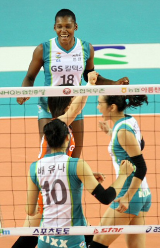 GS칼텍스 데라크루즈가 4일 천안 유관순체육관에서 열린 2008-2009 프로배구 V-리그 여자부 흥국생명과의 경기에서 공격 성공 뒤 기뻐하고 있다.
 