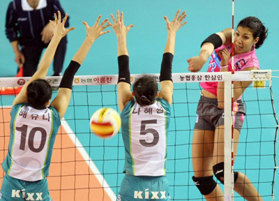 4일 천안 유관순체육관에서 열린 2008-2009 프로배구 V-리그 여자부 흥국생명 대 GS칼텍스 경기에서 흥국 카리나가 GS 하고 배유나, 나혜원의 블로킹을 피해 강타를 날리고 있다. 
